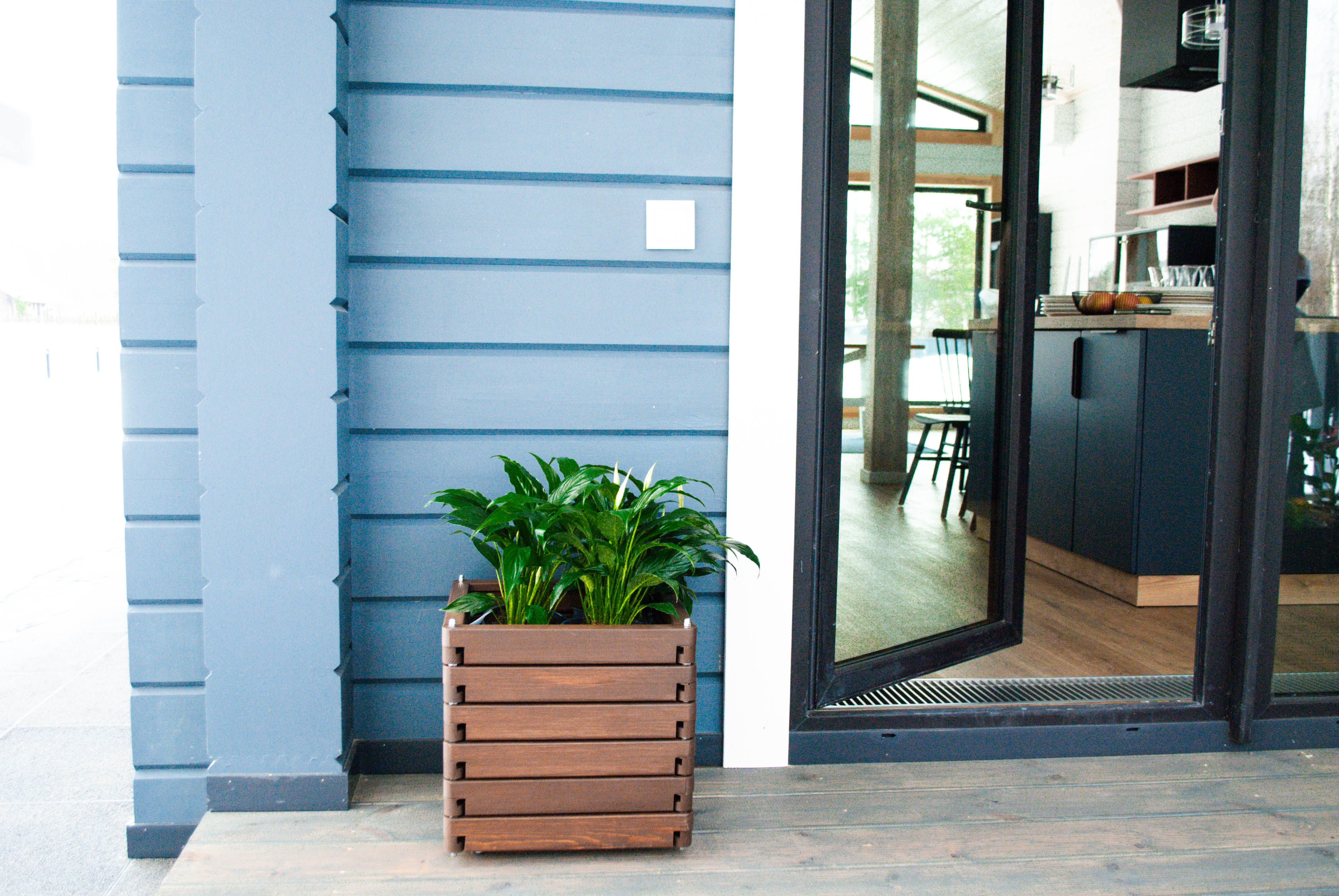 Деревянное кашпо Волома в интерьере — вариант gallery-03, карельская сосна