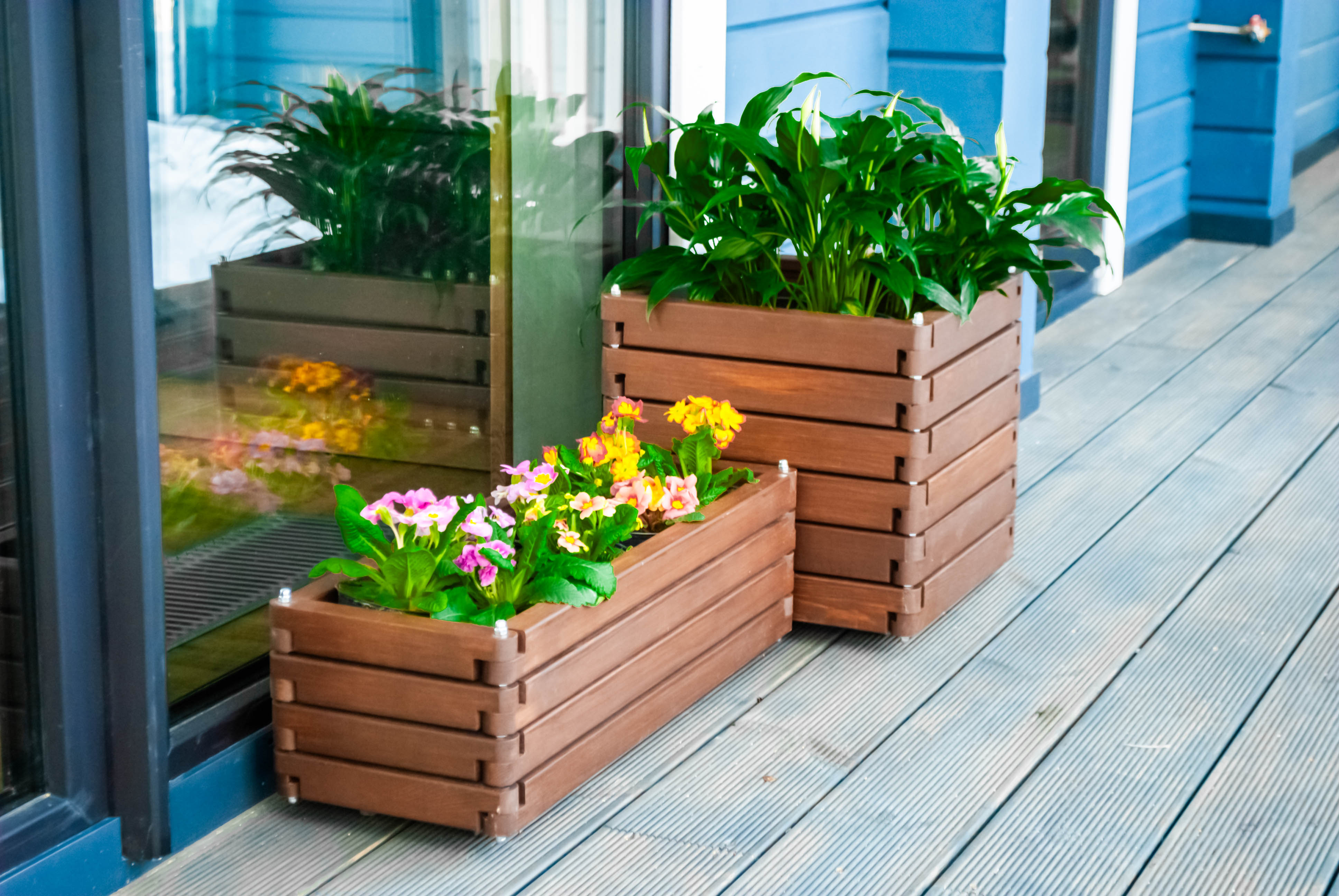 Деревянное кашпо Волома в интерьере — вариант gallery-04, карельская сосна