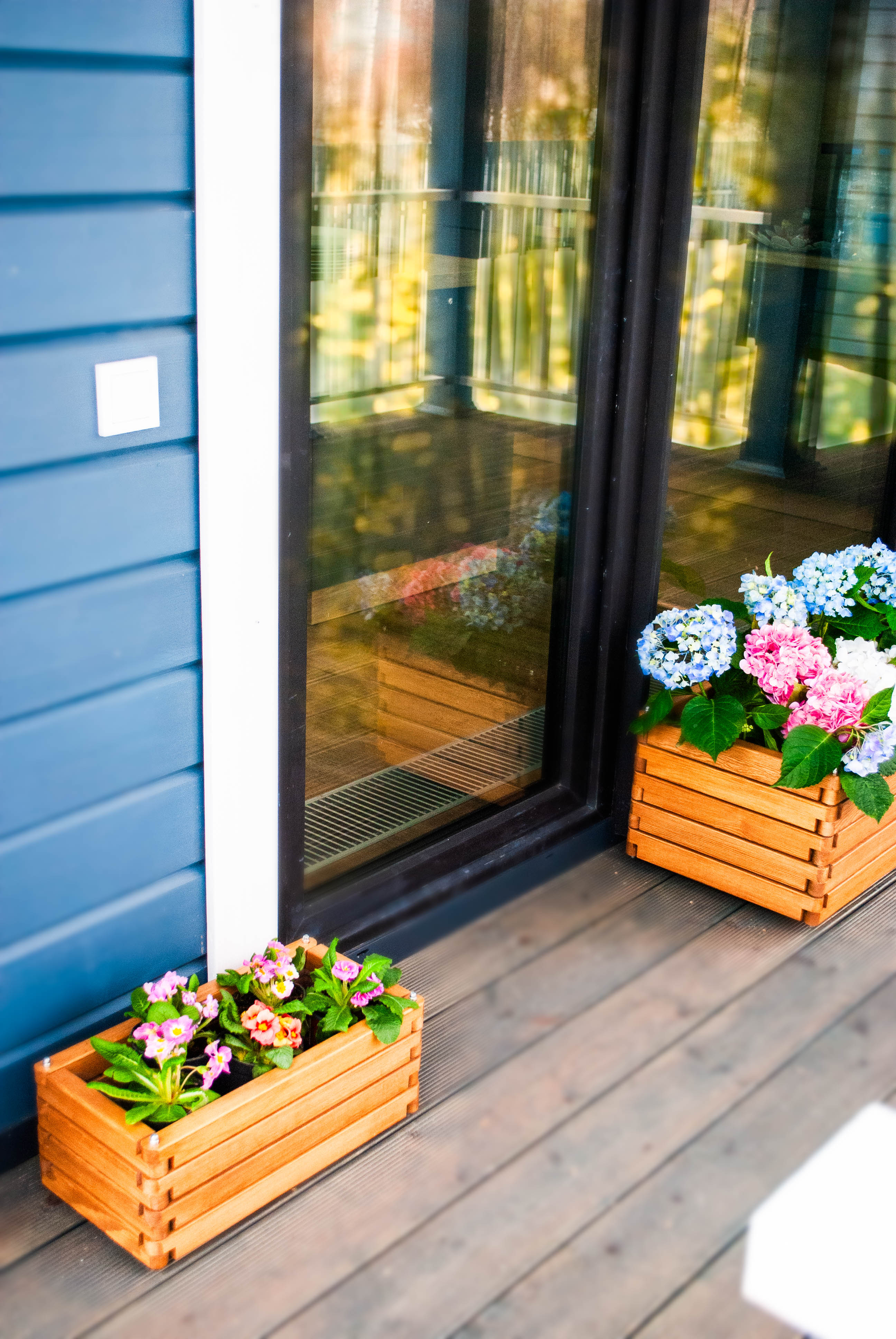 Деревянное кашпо Волома в интерьере — вариант gallery-07, карельская сосна