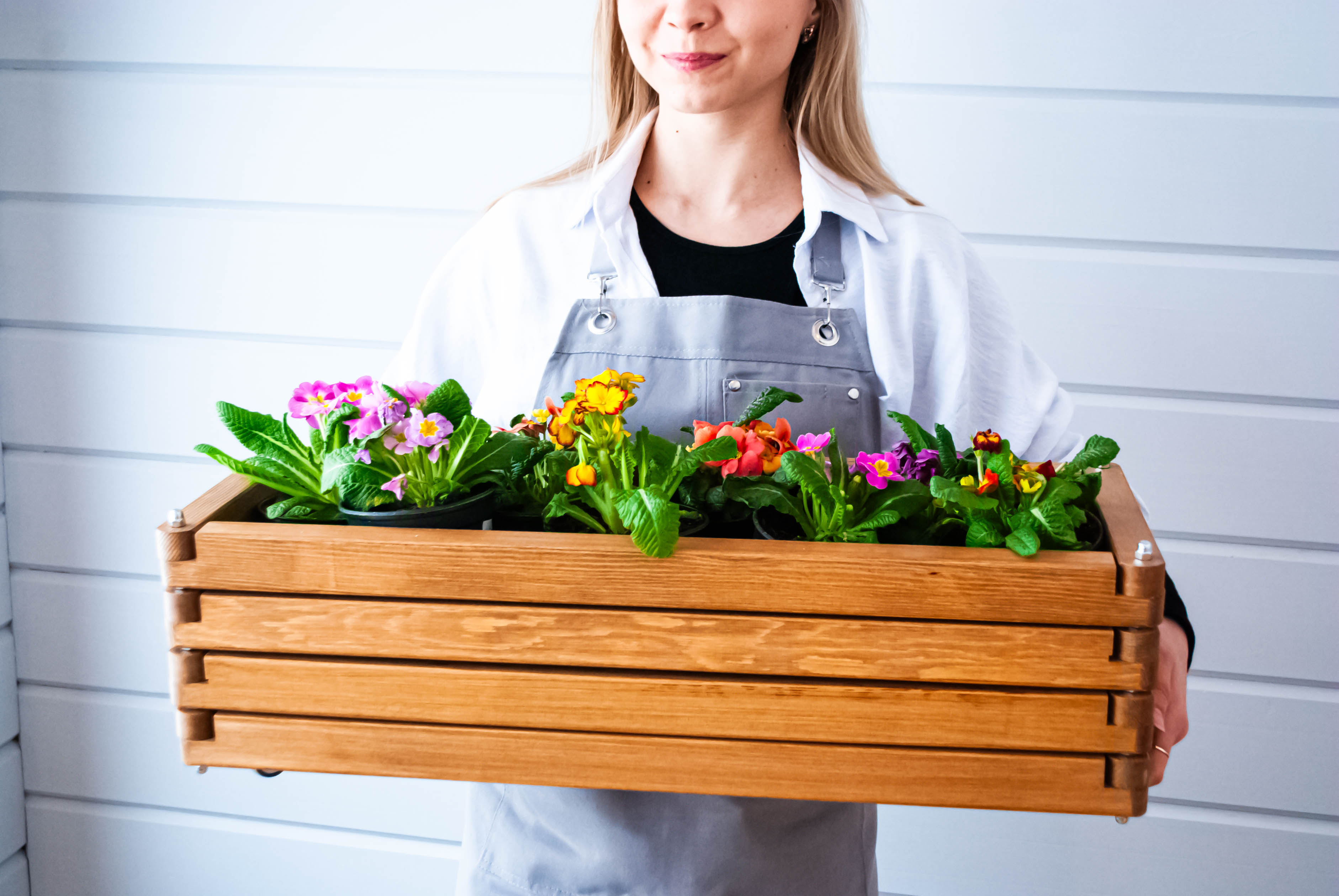 Деревянное кашпо Волома в интерьере — вариант gallery-09, карельская сосна